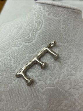 UNO de 50 Silver Letter E Pendant Charm